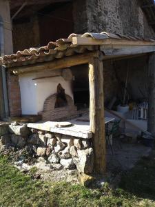 een stenen oven met een tafel ervoor bij La forestière 
