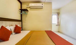 Voodi või voodid majutusasutuse Hotel Neem Tree Hyderabad Airport toas
