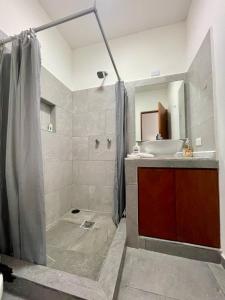y baño con ducha y lavamanos. en Suites Maya Ka’an, en Cancún
