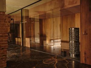 Habitación con pared de cristal y barril de vino en Grand Hotel en Lodz