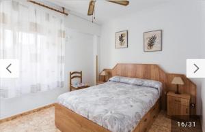 1 dormitorio con cama y ventana grande en Apartamento Bonanza, Playa de Gandía, en Los Mártires