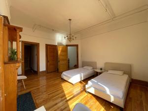 Postel nebo postele na pokoji v ubytování Large Room in Charming Townhouse