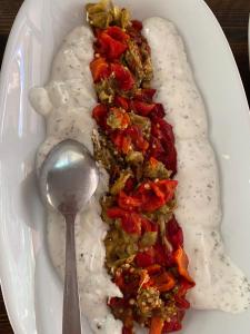un plato de comida con cuchara y arroz en Gerdis Evi en Göreme