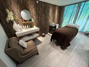 une chambre avec un lit, une chaise et un miroir dans l'établissement Pet friendly Cotswold Cottage with hot tub and swimming pools, à Somerford Keynes 23 autres photos