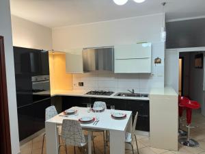 een keuken met een witte tafel en stoelen bij 3 Bedrooms Apartment in Shkodër