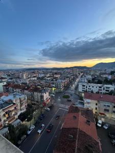 een luchtzicht op een stad met auto's op straat bij 3 Bedrooms Apartment in Shkodër