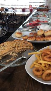 una mesa cubierta con platos de comida y patatas fritas en Gerdis Evi en Göreme