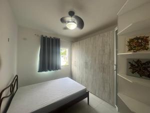 カボ・フリオにあるQuarto Com Banheiro Próximo ao Shoppingのベッドと窓のある白い部屋