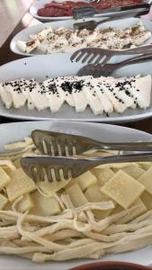 dos platos de comida con utensilios y queso en Gerdis Evi, en Göreme