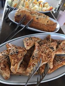 ギョレメにあるギャルディッシュ エヴィのテーブルの上に並べたペストリーとパン