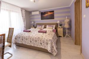 una camera da letto con un grande letto con pareti viola di Balaton Fantasy Villa a Balatonfüred