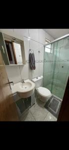 uma casa de banho com um WC, um lavatório e um chuveiro em Casa Inteira com Churrasqueira em Ponta Grossa