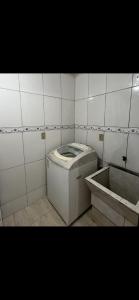uma pequena casa de banho com WC e lavatório em Casa Inteira com Churrasqueira em Ponta Grossa