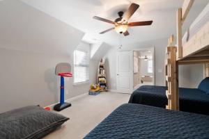 1 dormitorio con 2 camas y ventilador de techo en Lakeside Cottage w/Golf Cart, Hot Tub, & Fire Pit, en Estill Springs