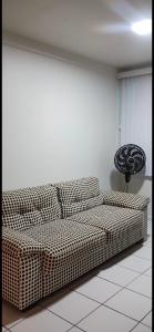 a wicker couch in a room with a chair at Apto para até 4 pessoas,ótima localização, área de lazer para crianças,conveniência e piscina in Petrolina