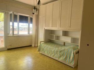 ein Schlafzimmer mit einem Bett in einem Zimmer mit Fenstern in der Unterkunft Appartamento vista mare. in Campo Iemini