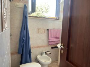 ein kleines Bad mit WC und Waschbecken in der Unterkunft Appartamento vista mare. in Campo Iemini