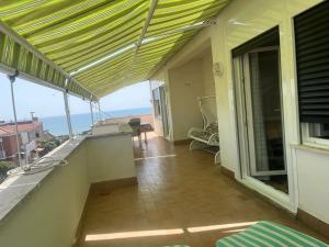 einen Balkon eines Hauses mit Meerblick in der Unterkunft Appartamento vista mare. in Campo Iemini