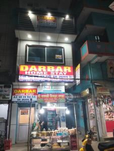 una tienda con un cartel en la parte delantera en Darbar Homestay, en Gaya