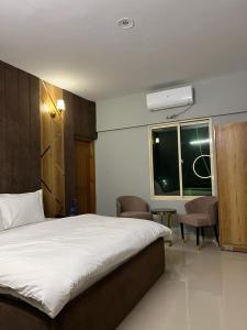 Een bed of bedden in een kamer bij Marigold Accommodations