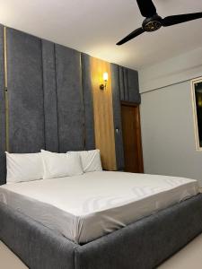 Кровать или кровати в номере Marigold Accommodations