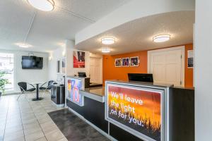 una sala de espera con TV y barra en Motel 6-Butte, MT - Historic City Center, en Butte