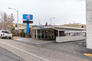 eine Tankstelle an der Straßenseite in der Unterkunft Motel 6-Butte, MT - Historic City Center in Butte