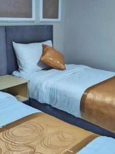 una cama con una almohada encima en Rakan ApartHotel and Luxury Rooms, en Wadi Musa