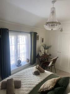 um quarto com uma cama grande e uma janela em Cosy cottage em Chard