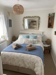 un dormitorio con una cama con dos animales de peluche en Cosy cottage en Chard