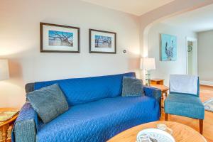 Two Rivers的住宿－Anias Retreat with Deck Walk to Lake Michigan!，客厅配有蓝色的沙发和桌子