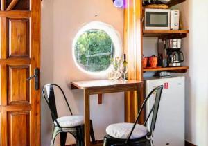 a small kitchen with a small table and two chairs at La Casa del Hornero in Piriápolis