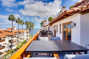 einen Balkon mit einem Tisch und Stühlen sowie Meerblick in der Unterkunft Gorgeous Catalina Island Condo with Golf Cart! in Avalon