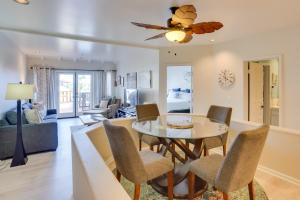 Ein Sitzbereich in der Unterkunft Gorgeous Catalina Island Condo with Golf Cart!