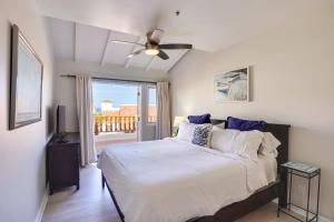 Postel nebo postele na pokoji v ubytování Gorgeous Catalina Island Condo with Golf Cart! + 29 fotografií