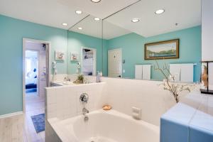Ein Badezimmer in der Unterkunft Gorgeous Catalina Island Condo with Golf Cart!