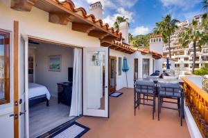 Ein Balkon oder eine Terrasse in der Unterkunft Gorgeous Catalina Island Condo with Golf Cart!