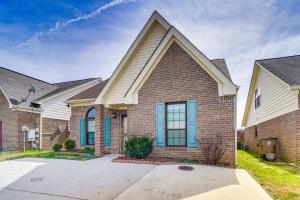 una casa de ladrillo con ventanas azules y entrada en Pet-Friendly Knoxville Retreat with Deck and Gas Grill, en Knoxville