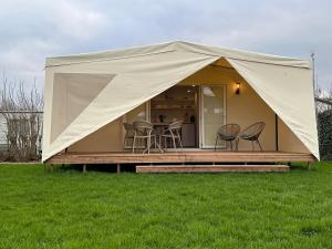 Glamping de Hof van Eeden外面的花园