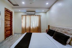 - une chambre avec un grand lit et une fenêtre dans l'établissement SPOT ON Sai P Guest House, à Varanasi