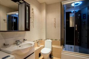ノヴォシビルスクにあるApartments Freedom on Kirovaのバスルーム(トイレ、洗面台、シャワー付)