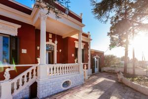 a house with a porch and a balcony at Villa - La Formica Gentile - Monopoli in Gorgofreddo