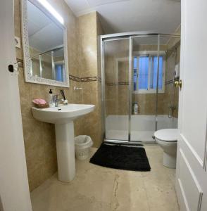 Ένα μπάνιο στο Apartamento entero en los Jardines de Murillo