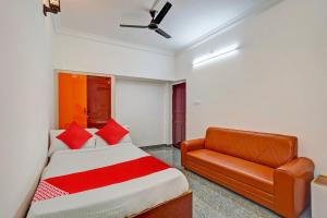 sypialnia z łóżkiem i kanapą w obiekcie OYO 82990 DHANAS BEST AMBIENCE w mieście Puducherry