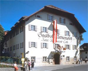 um grande edifício branco com um cartaz em Hotel Turnerwirt em Salzburgo