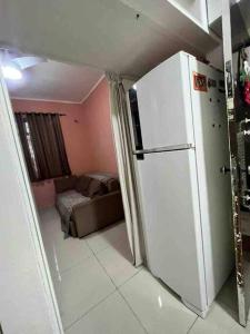 - un salon avec un réfrigérateur et un canapé dans l'établissement Apto conjugado 1 quadra praia, à Rio de Janeiro