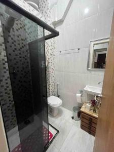 La salle de bains est pourvue d'une douche, de toilettes et d'un lavabo. dans l'établissement Apto conjugado 1 quadra praia, à Rio de Janeiro