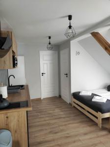 a small room with a bed and a kitchen at Nowe Apartamenty na Światowida VITO APARTMENTS "centrum"molo 5 min spacerem" in Międzyzdroje