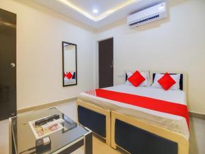 ein Schlafzimmer mit einem Bett in einem Zimmer in der Unterkunft Super OYO Flagship Hotel Space Inn in Nagpur