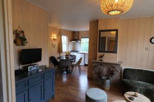 Μια τηλεόραση ή/και κέντρο ψυχαγωγίας στο Vakantiehuis De Veldhoen vrijgelegen nabij de rivier de Vecht